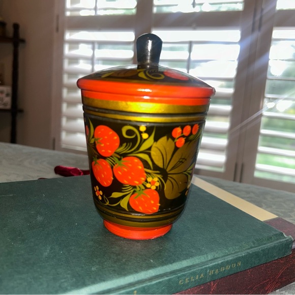 Vintage Kodachka Russian Hand Painted Wood Strawberry Lacquer Cup USSR Lidded - Picture 2 of 6